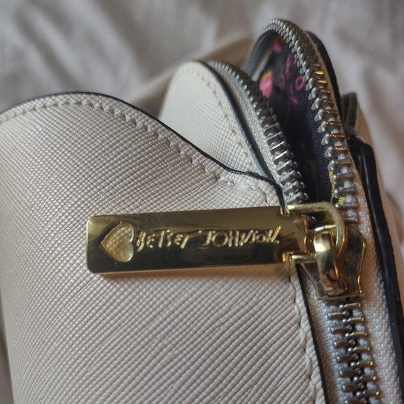 Betsey Johnson White Purse Floral Print Interior w/ Large Bow - Picture 8 of 15